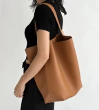 Кожаная вместительная и большая сумка на одно плечо