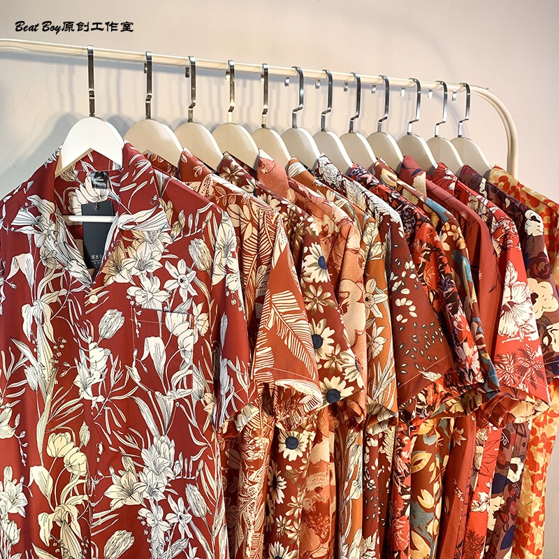 Hong Kong Style Vintage Cuban Collar Year of the Rabbit Retro Red Printed Short-Sleeved Shirt for Men and Women, Cool Hawaiian Shirt