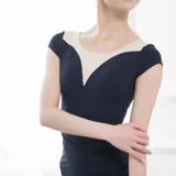 Маленькая жасмин с короткими рукавами.