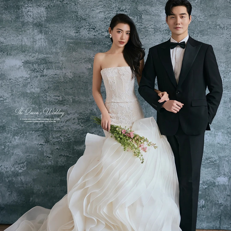 Photo Studio Couple Photography Theme New Retro Simple Light Luxury Strapless Lace Fishtail Oil Painting Photography Wedding Dress