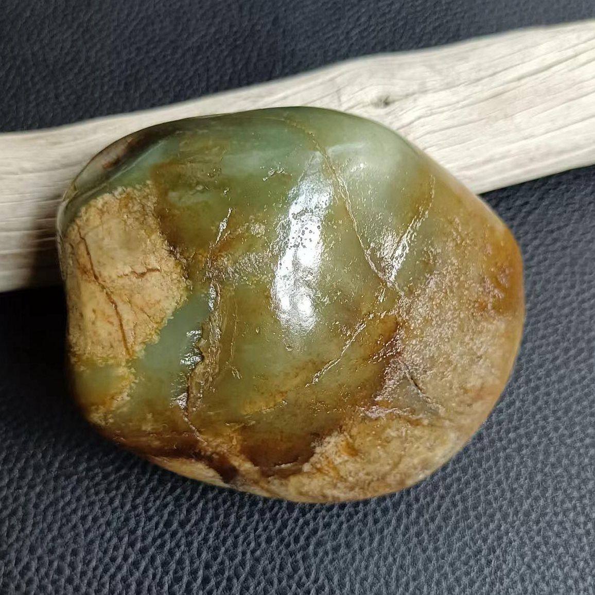 254克和田玉青玉籽料：天然黃皮黃沁，手把件中的