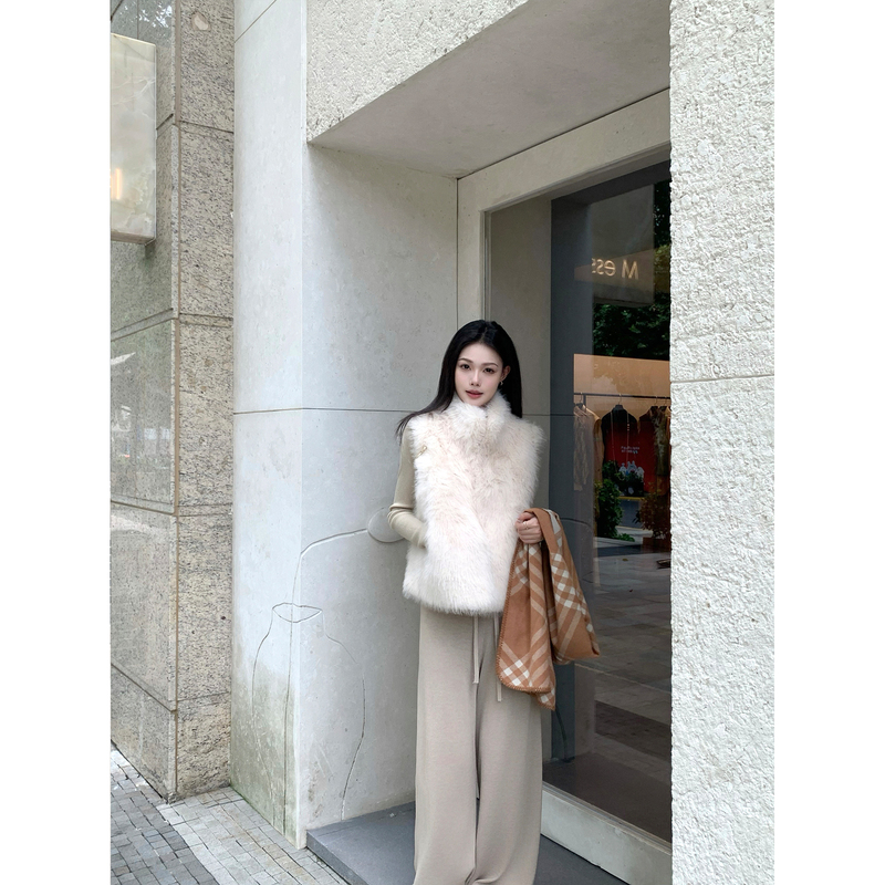 5Werkwen Snowy Soft Light Fur Integrated Faux Tocca Eco-Friendly Fur Vest