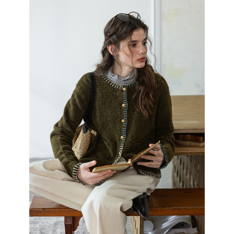 Dailyart "Call Alice" Color-Blocked Shell Embroidery Round-Neck Short Boxy Sweater Wool Knit Cardigan Dailyart "Call Alice" Color-Blocked Shell Embroidery Round-Neck Short Boxy Sweater Wool Knit Cardigan
