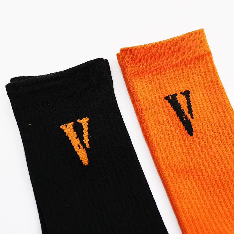 VLONE POP UP Limited Màu đen cam V Quần tất dài đường phố châu Âu và châu Mỹ FRIENDS - Vớ hàng tuần