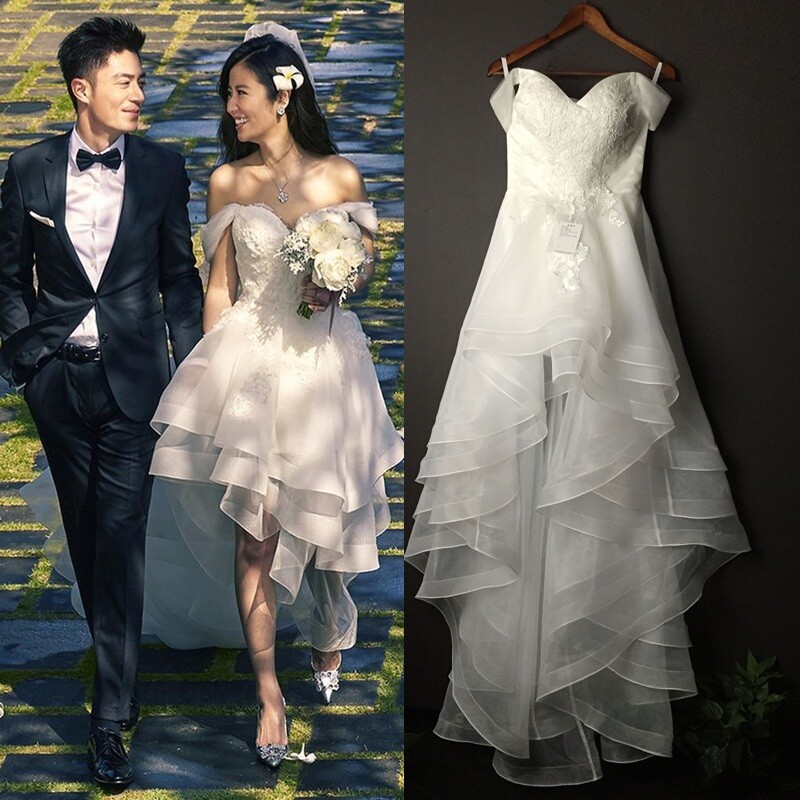 Star in the same style as lean front short back long straight shoulder Write a real Brigade slapping minimalist V neckline light wedding dress Little trailing fairy