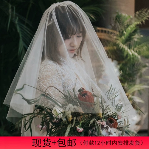 Сертификат свадебной невесты делает снимки двойной слой, покрытый самолетом.