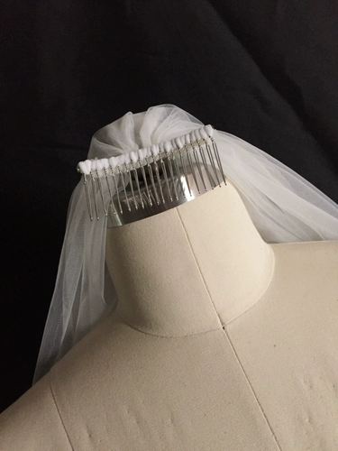 Сертификат свадебной невесты делает снимки двойной слой, покрытый самолетом.