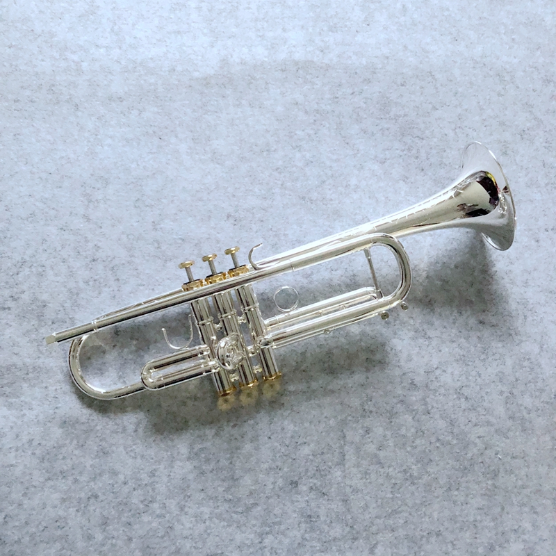 The new export-grade silver-plated trumpet musical instrument with a piece of copper horn with no trace connected to the piston in B tune, with a blowpipe