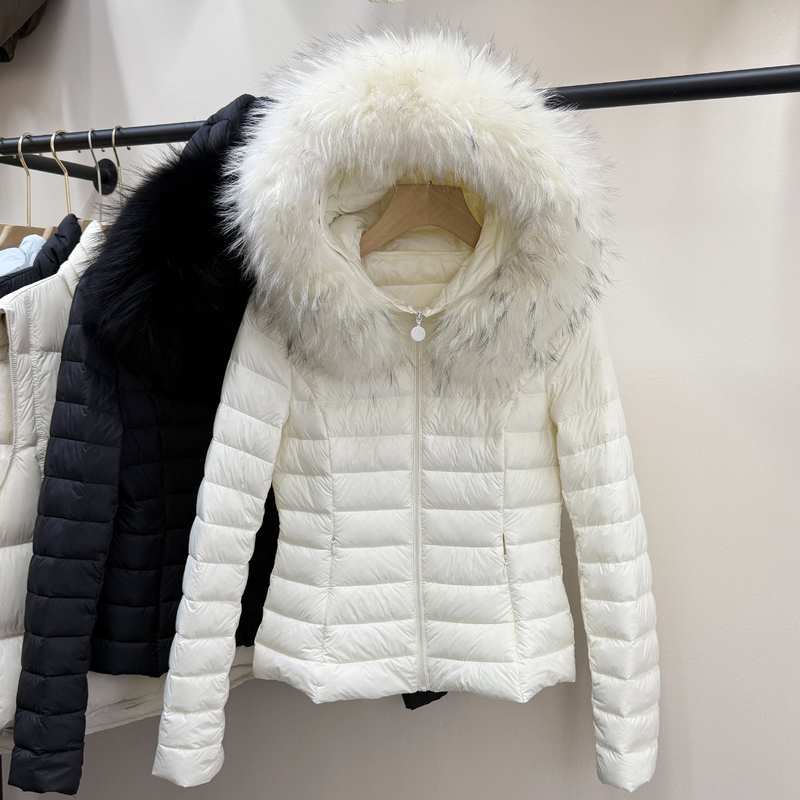 90% White Duck down Hooded Slim-Fit Ribbed down Jacket, Slimming and Super Stylish with Large Fur Collar, White Waist-Cinching Short Coat 90% White Duck down Hooded Slim-Fit Ribbed down Jacket, Slimming and Super Stylish with Large Fur Collar, White Waist-Cinching Short Coat