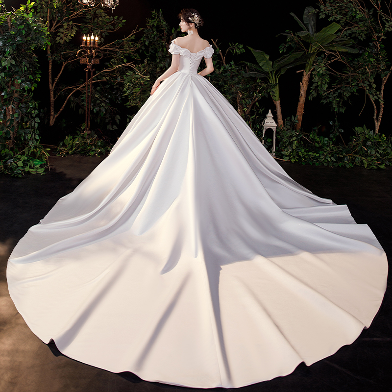 The main wedding dress 2022 new bride French -style shoulder -like temperament is high -level and thin satin princess wind dragging winter The main wedding dress 2022 new bride French -style shoulder -like temperament is high -level and thin satin princess wind dragging winter