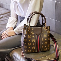 Bag 2021 New Chao Net Red fashion foreign style shoulder bag advanced sense of large capacity shoulder portable texture womens bag