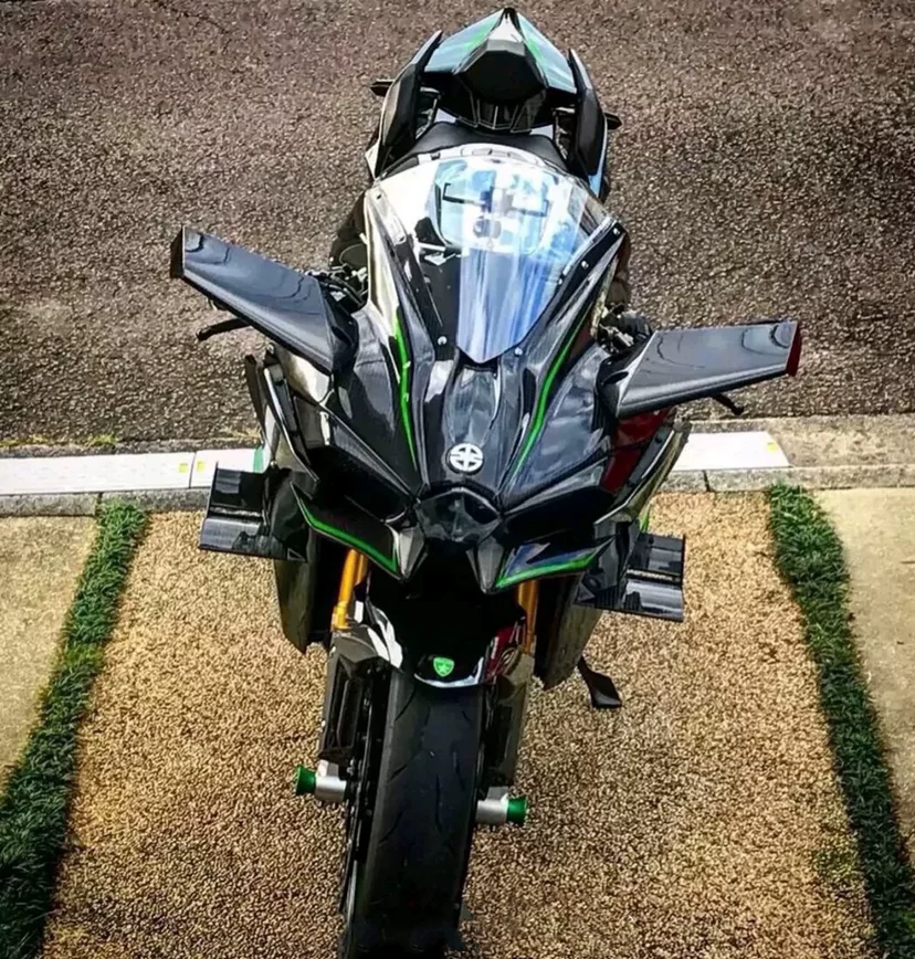 Ветровое стекло (Kawasaki H2, Yamaha R1 R6, Highway 250C) универсальное, чёрное или прозрачное