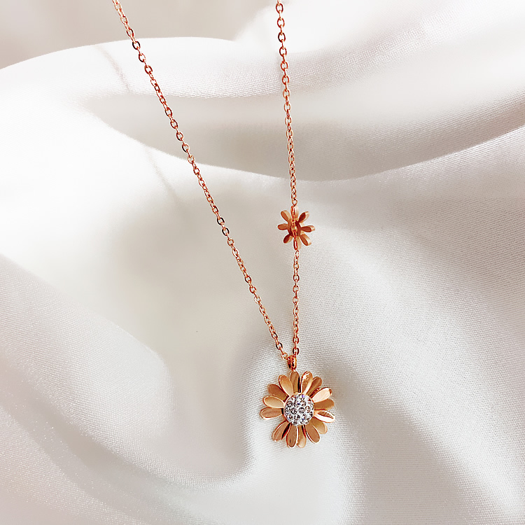 Small Daisies Titanium Steel Necklace Female Tide Design Light Luxury High Clock Chain Red Wind