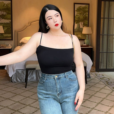 For women's summer, wear a multi-color, large-sized top with a halter top that has a chest pad and no rims. Opt for a solid-color, simple and elastic outerwear