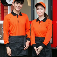 Оранжевая куртка с черным воротником, без карманов.