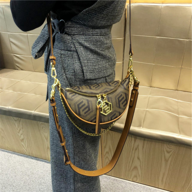 Hong Kong brand bag women 2022 new design fashion chain saddle bag personality leather shoulder Messenger bag