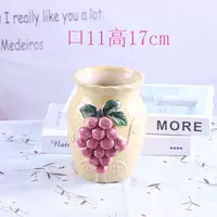 Старый виноград с желтой кучей