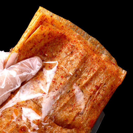 The homesick mountain hand rips the great spicy piece Hunan Teprolific spicy net red snacks the old fashioned bean peel beans dry with the old snack spicy strips