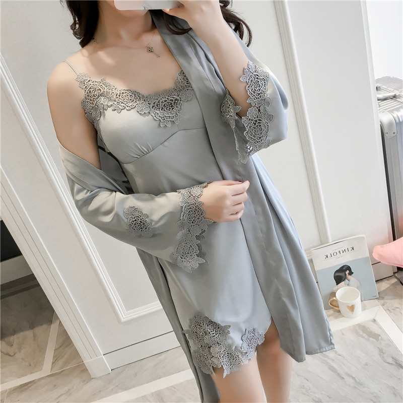 Pyjamas mùa hè của phụ nữ với ngực pad thu thập lụa sexy băng lụa thêu dây đeo nightdress áo choàng dịch vụ nhà hai mảnh