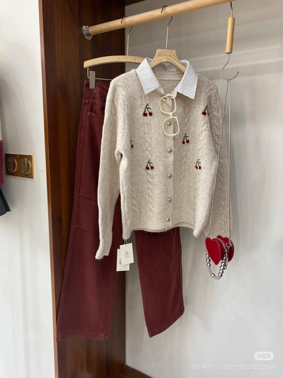 Versión coreana a rayas cuello POLO falso cuello de camisa de dos piezas pequeña boca dorada cárdigan de punto para mujer 2025 otoño nueva cereza top