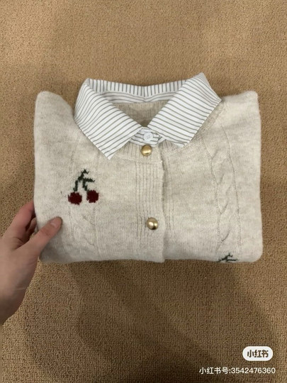 Versión coreana a rayas cuello POLO falso cuello de camisa de dos piezas pequeña boca dorada cárdigan de punto para mujer 2025 otoño nueva cereza top