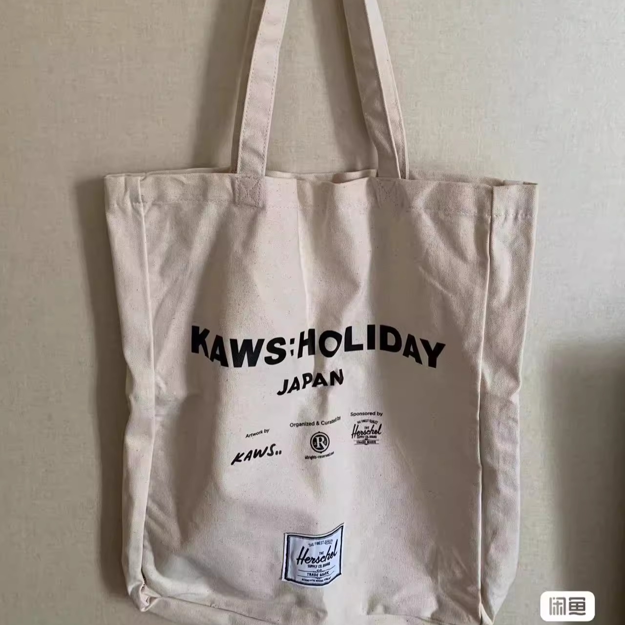 KAWS HOLIDAY JAPAN联名HERSCHEL帆布袋｜会场限定款太炸了！潮人