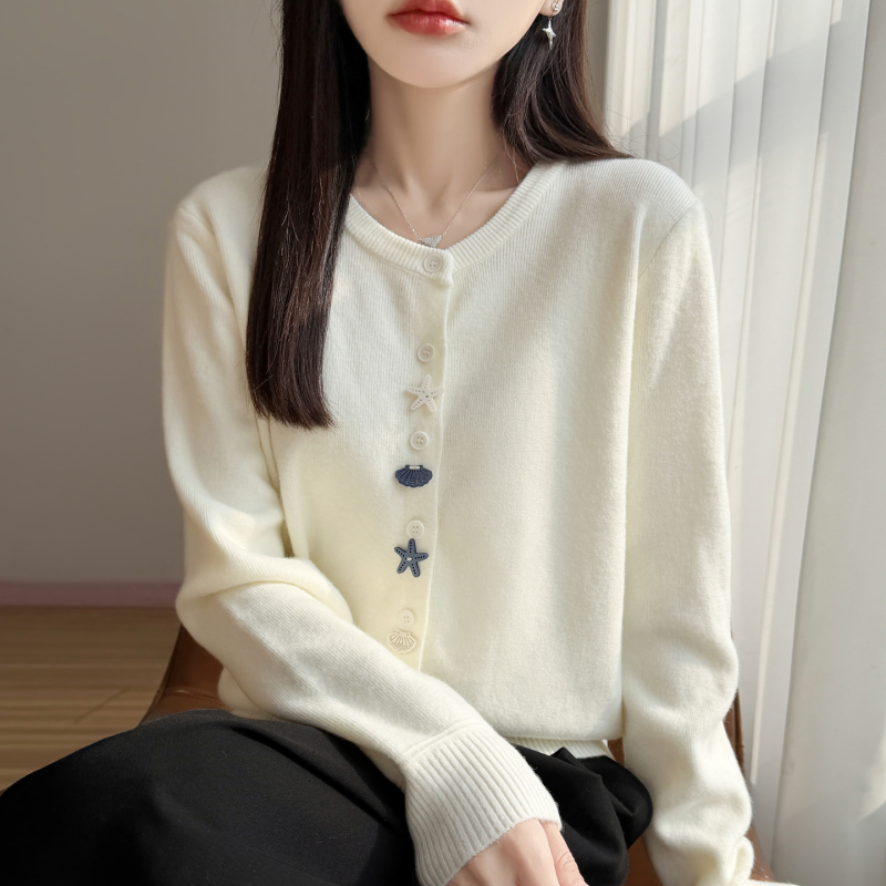 Spring New Style Gentle Starfish Shell Button Round Neck Knit Cardigan for Women, Loose Fit, Slimming, Age-Reducing Sweater Coat Spring New Style Gentle Starfish Shell Button Round Neck Knit Cardigan for Women, Loose Fit, Slimming, Age-Reducing Sweater Coat