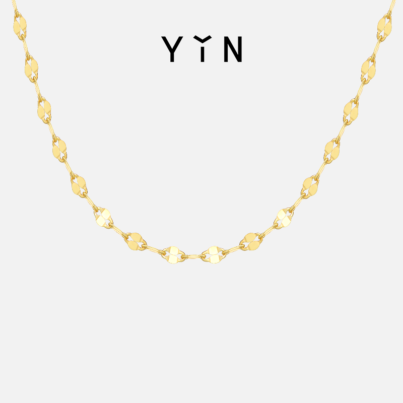 YINの「Yi」シリーズ、きらめく18Kゴールドネックレス。シンプルで汎用性の高い水面の波紋模様が特徴です。