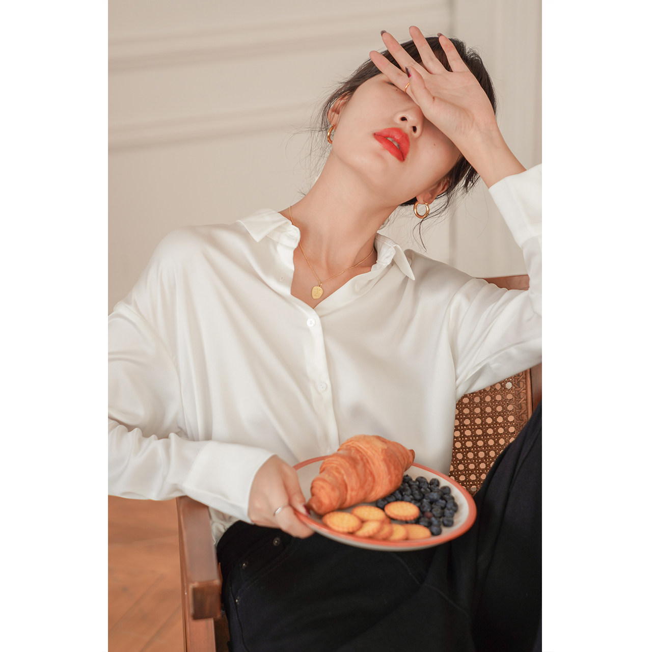 Fasilu silk satin white shirt women's autumn new loose hanging long-sleeved French temperament professional top