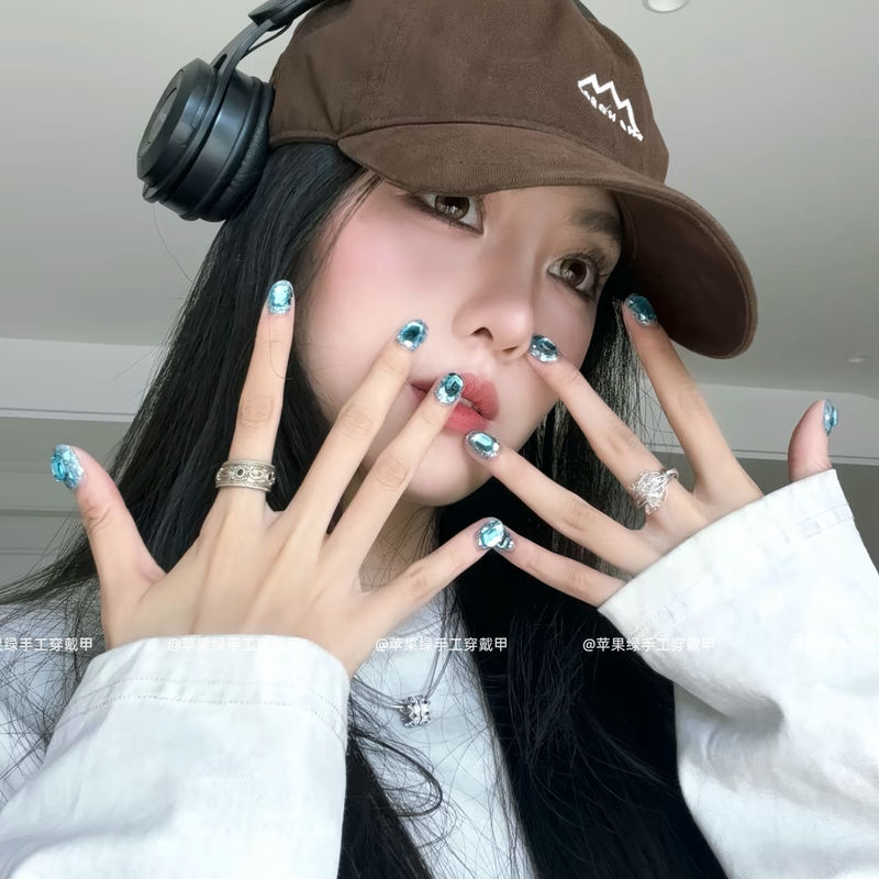 Summer Style Ocean Ice Cube Sugar Cube Short Nail Design, Handmade Wearable Nails with Sequins and Full Rhinestones, Blue Fine Glitter Nail Stickers