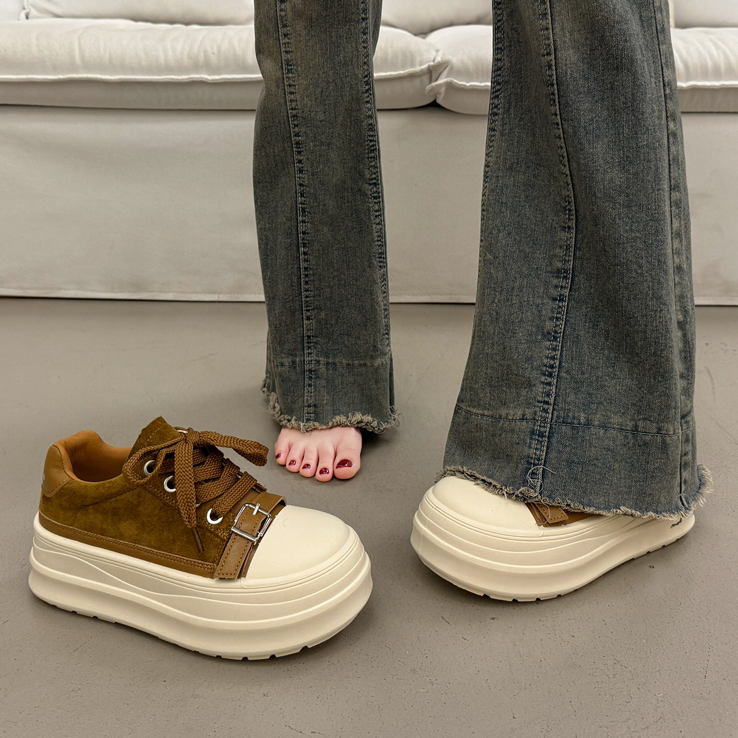 Универсальные нишевые кроссовки на толстой подошве, увеличивающие рост, женская осенне-зимняя обувь bread shoes, новинка 2025 года super fire, спортивная обувь на платформе для отдыха.