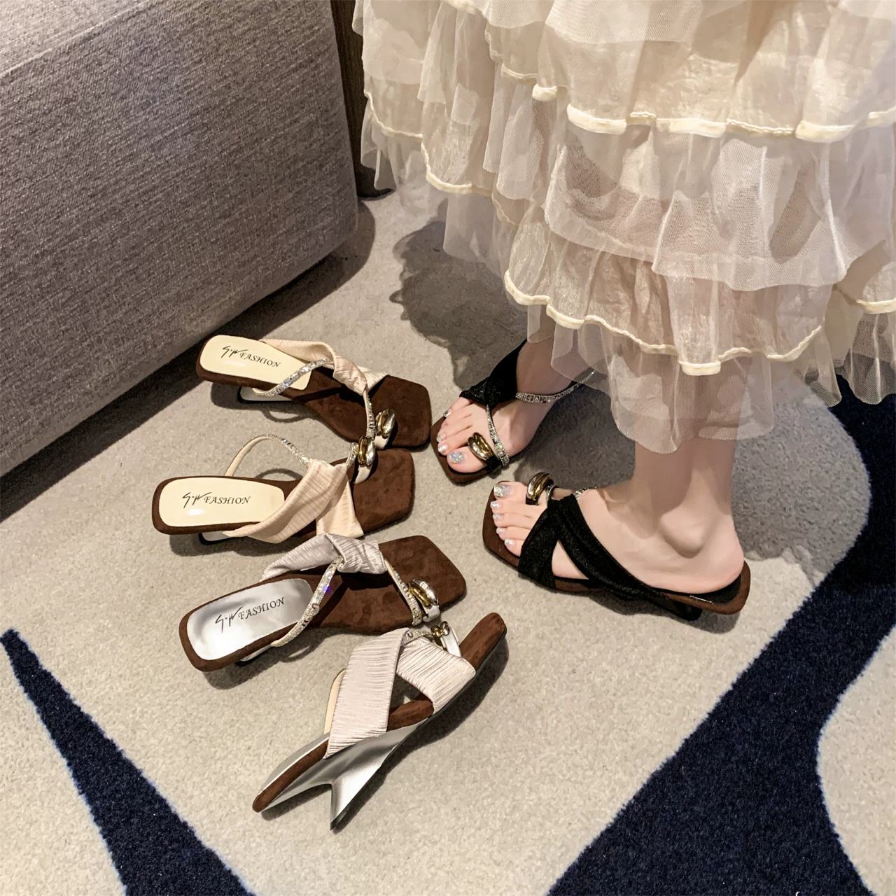 Французские нишевые дизайнные thong toe сандалии для женской летней верхней одежды 2026 новый стиль роскошная толстая каблук темпераментные универсальные сандалии