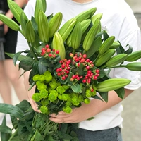 10 случайных лилий+5 зеленых ромашек+красная фасоль