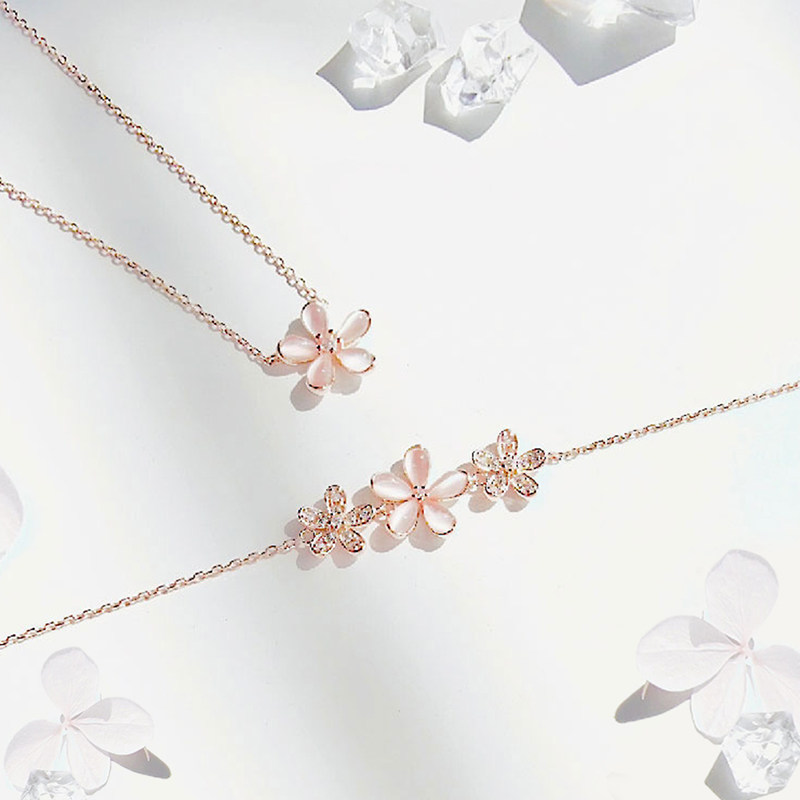 Falling Cherry Blossom Cherry Blossom Necklace Woman Lock Bone Chain Pure Silver Light Extravagant Design Sensation Petal 7 New Year's Eve gift to girlfriend