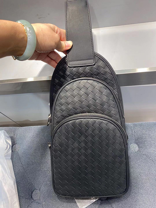 2022 New European and American fashion atmosphere men's breast bag business tire leather weaving luxury casual slant carry gift