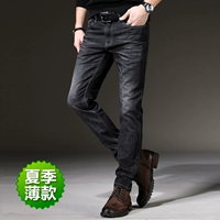 Тонкая модель черно-серых лето