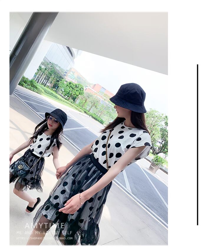 Đầm bố mẹ con và váy con hè 2019 mới hợp mốt váy khí là chiếc váy rất cổ tích sóng đôi. - Trang phục dành cho cha mẹ và con mẫu áo đồng phục gia đình