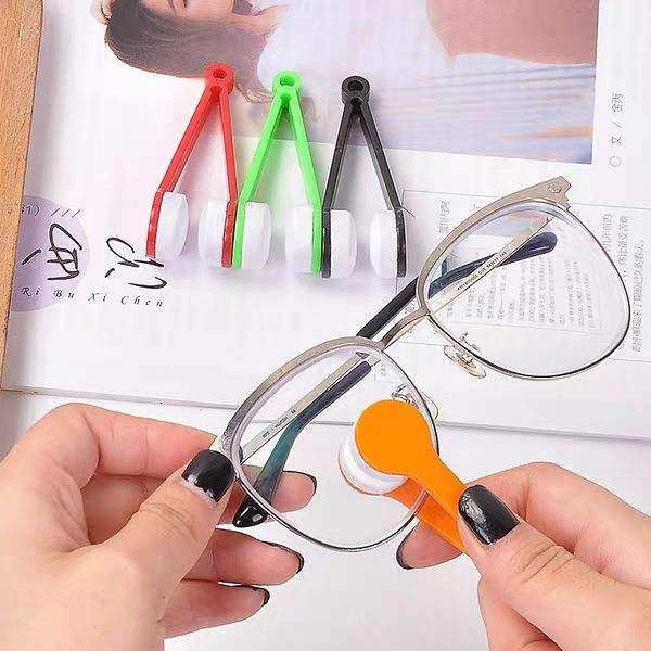 Wipe the glasses cloth Clean cloth students cute innovative multi-functional portable does not hurt the lens new glasses clip artifact