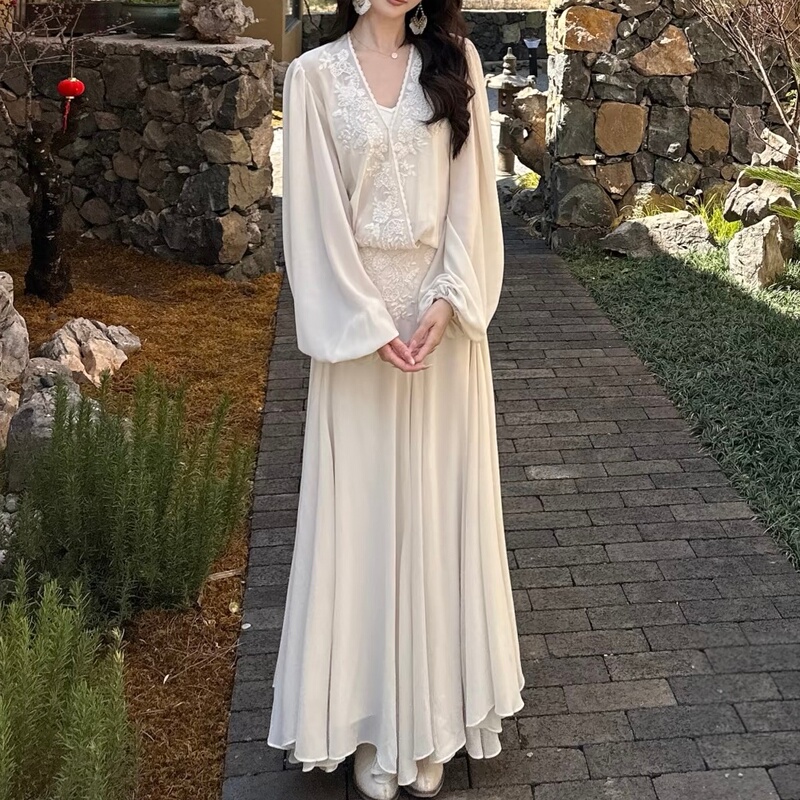 From a [Linglang Tian Gong] Collection, a Gentle and Elegant V-Neck Long-Sleeve Dress with Intricate Bead Embroidery in Various Lengths