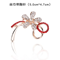 Шарф с брошкой