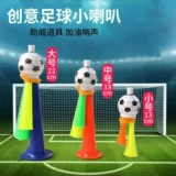 Поклонники футбольного матча в Европе поднимают удовольствие от спортивного спортивного собрания в реквизитах