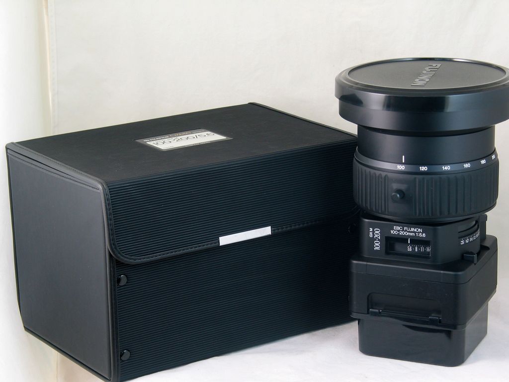 The FUJI FUJIIFILM GX680 SUPER ZOOM 100-200 NEW CO-PINTS