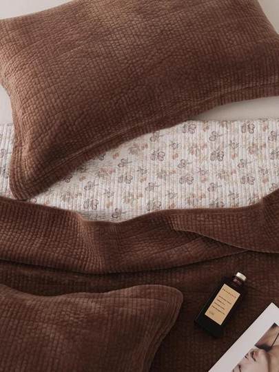 Touch Miss Autumn and Winter Fleece Bed Cover Three-Piece Set, One Side Fleece and One Side Pure Cotton Quilted Tatami Non-Slip Bed Sheet