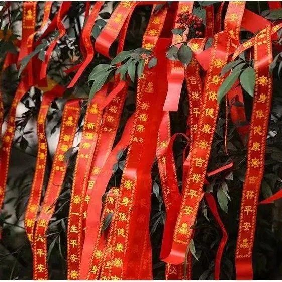 100 ремней безопасности, красные ленточки, пояса желаний, живописные места, висячие деревья, красные растяжки, праздничные принадлежности