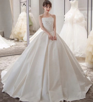 2021 new Hepburn temperament pearl satin French retro pleated bandeau small man simple satin light wedding dress