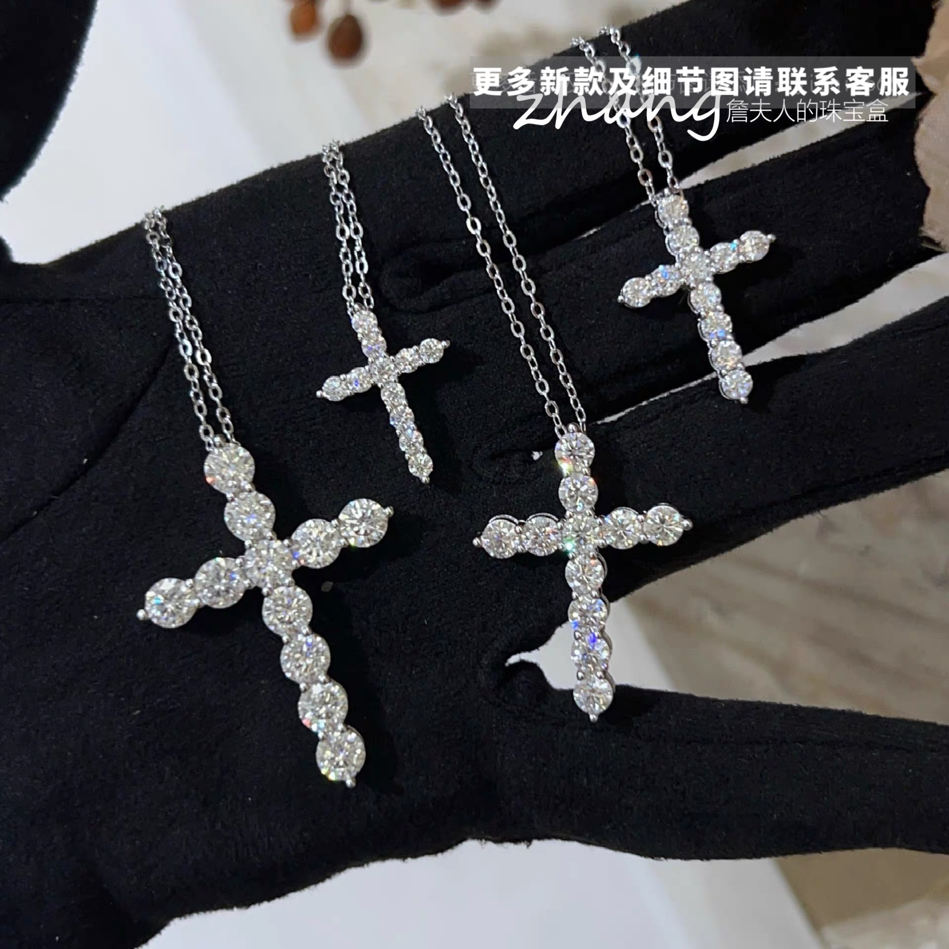 一つ一つがDカラーのモアッサナイト！モアッサナイトとダイヤモンドをふんだんにあしらったクラシックなクロスのスターリングシルバーネックレス。男女問わずお揃いでお楽しみいただけます。