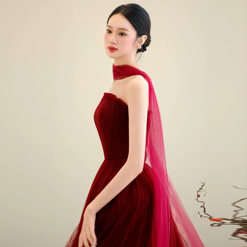 Бордовый бюстгальтер-топ, вечернее платье