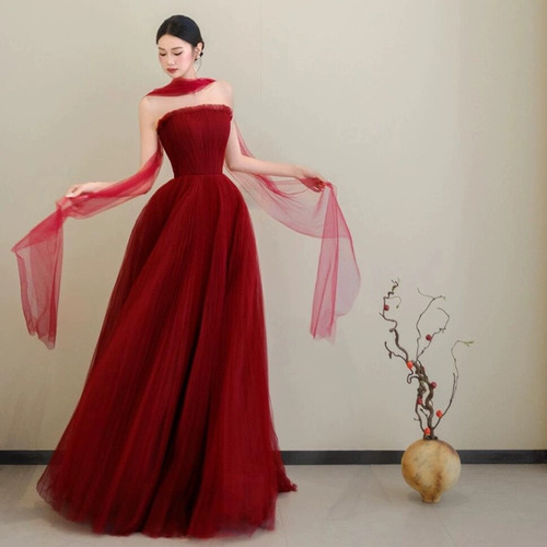 Бордовый бюстгальтер-топ, вечернее платье