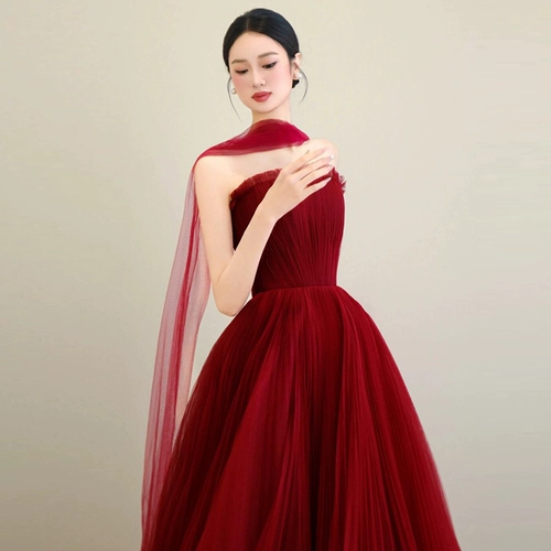 Бордовый бюстгальтер-топ, вечернее платье