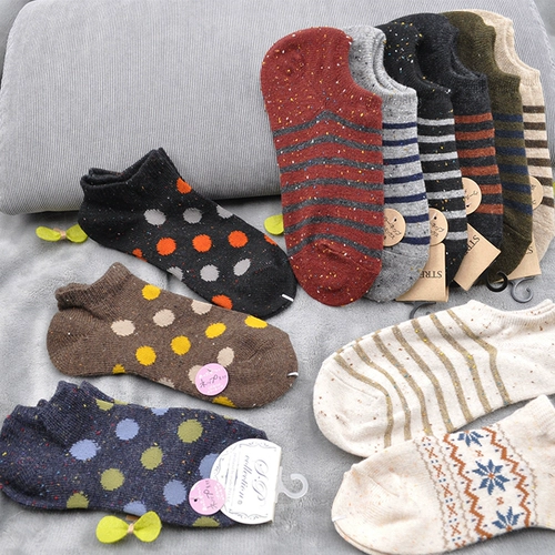 Бесплатная доставка для весенних и осенних стилей для весенних и осенних стилей, одиночные шерстяные полосатые в горошек снежинки снежинки снежными носками для женщин для женщин.